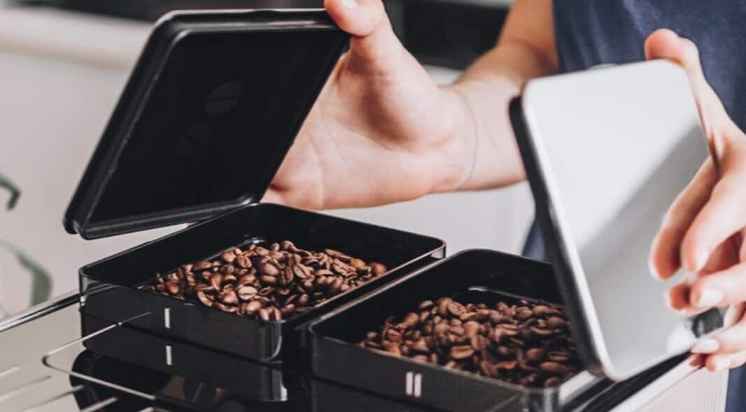 Deux conteneurs à grains.