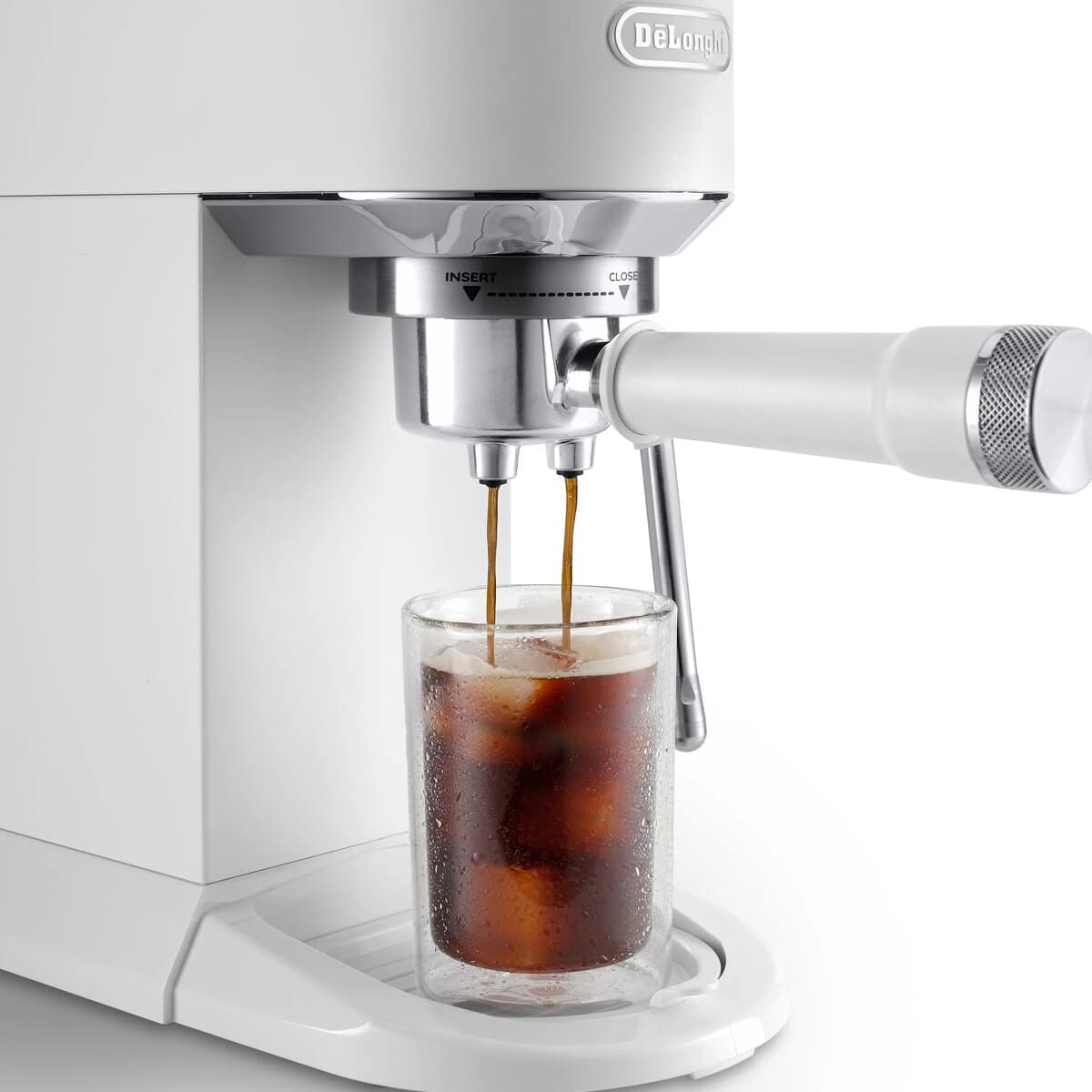 10 Cold Brew се излива във висока чаша с лед