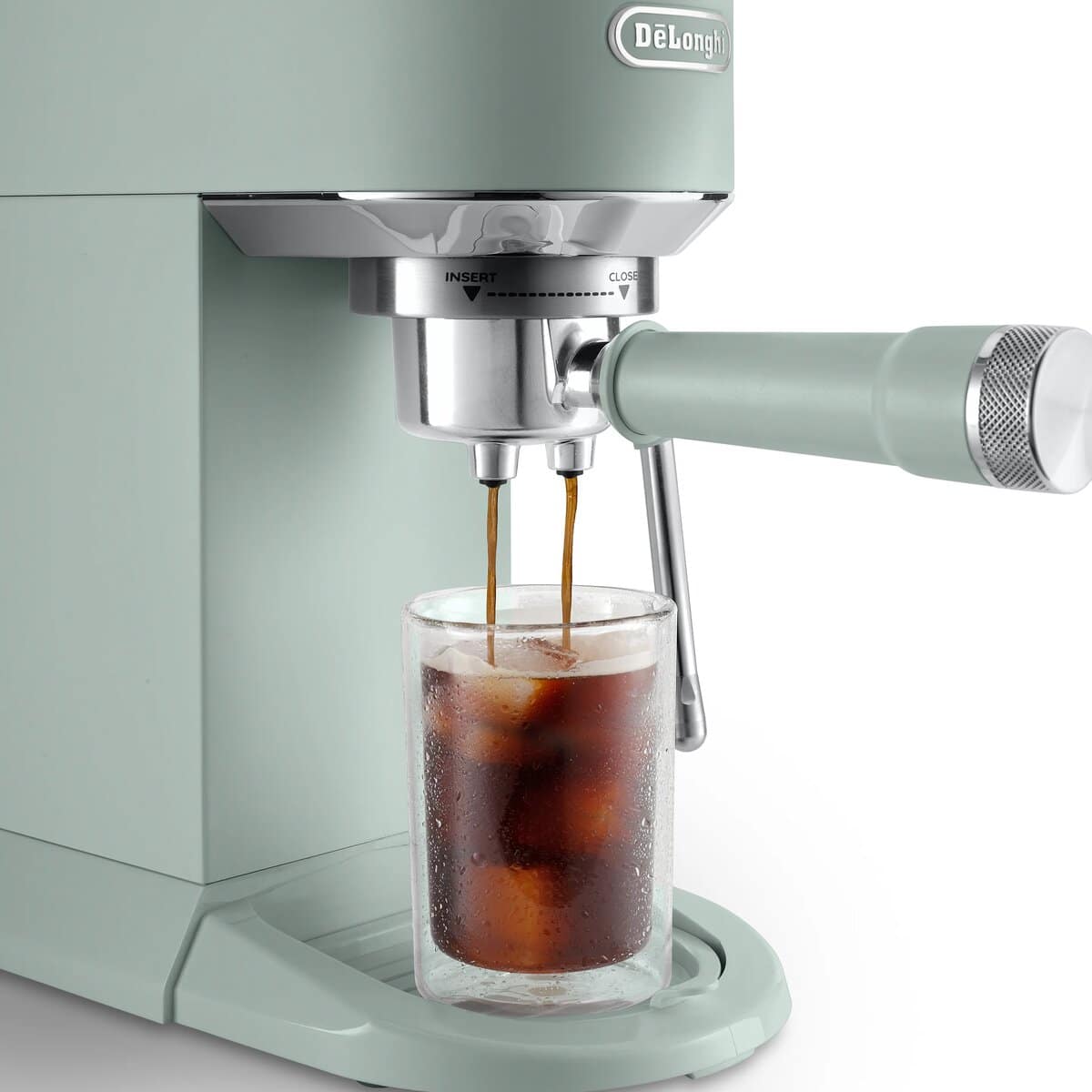 10 Cold Brew се излива във висока чаша с лед