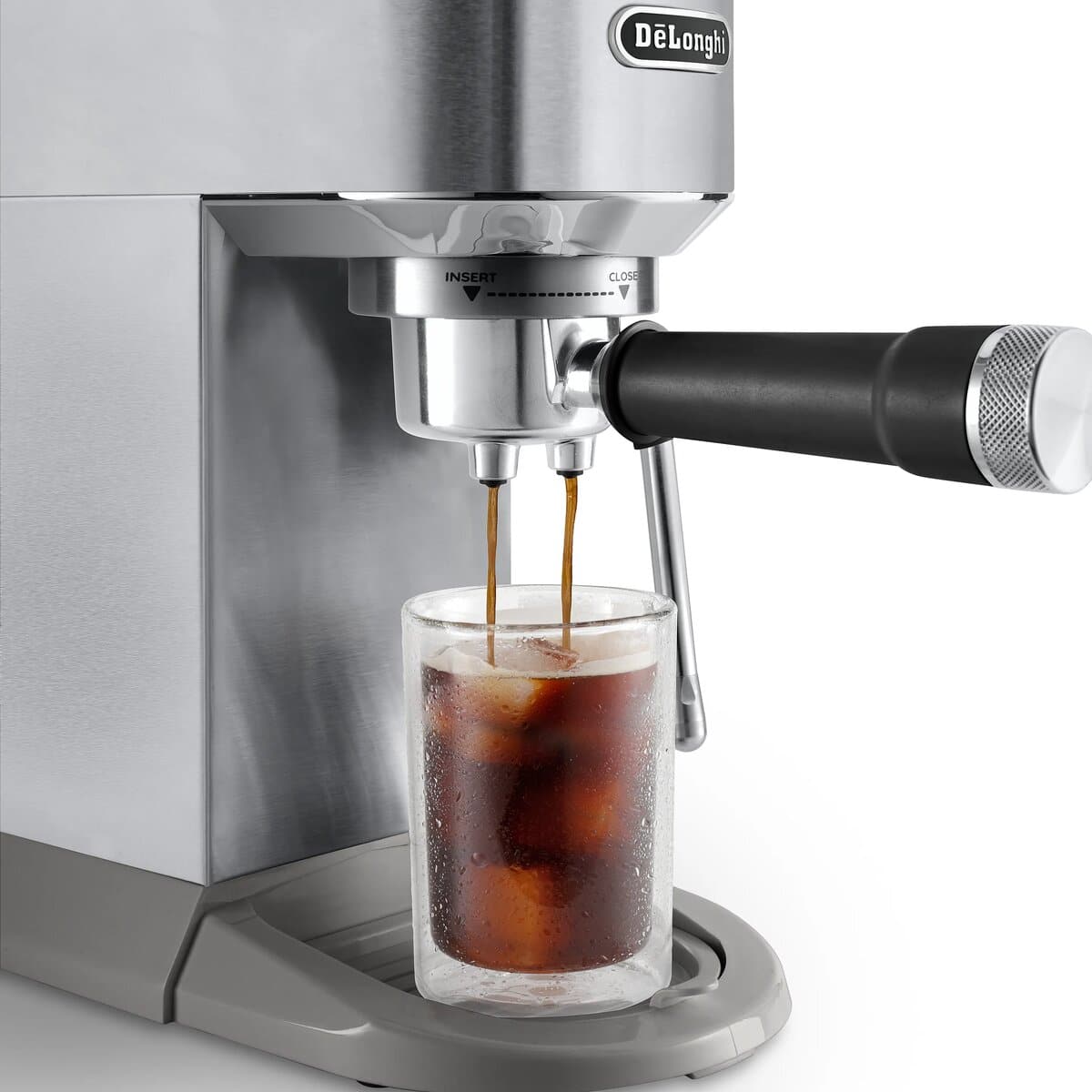 10 Cold Brew се излива във висока чаша с лед