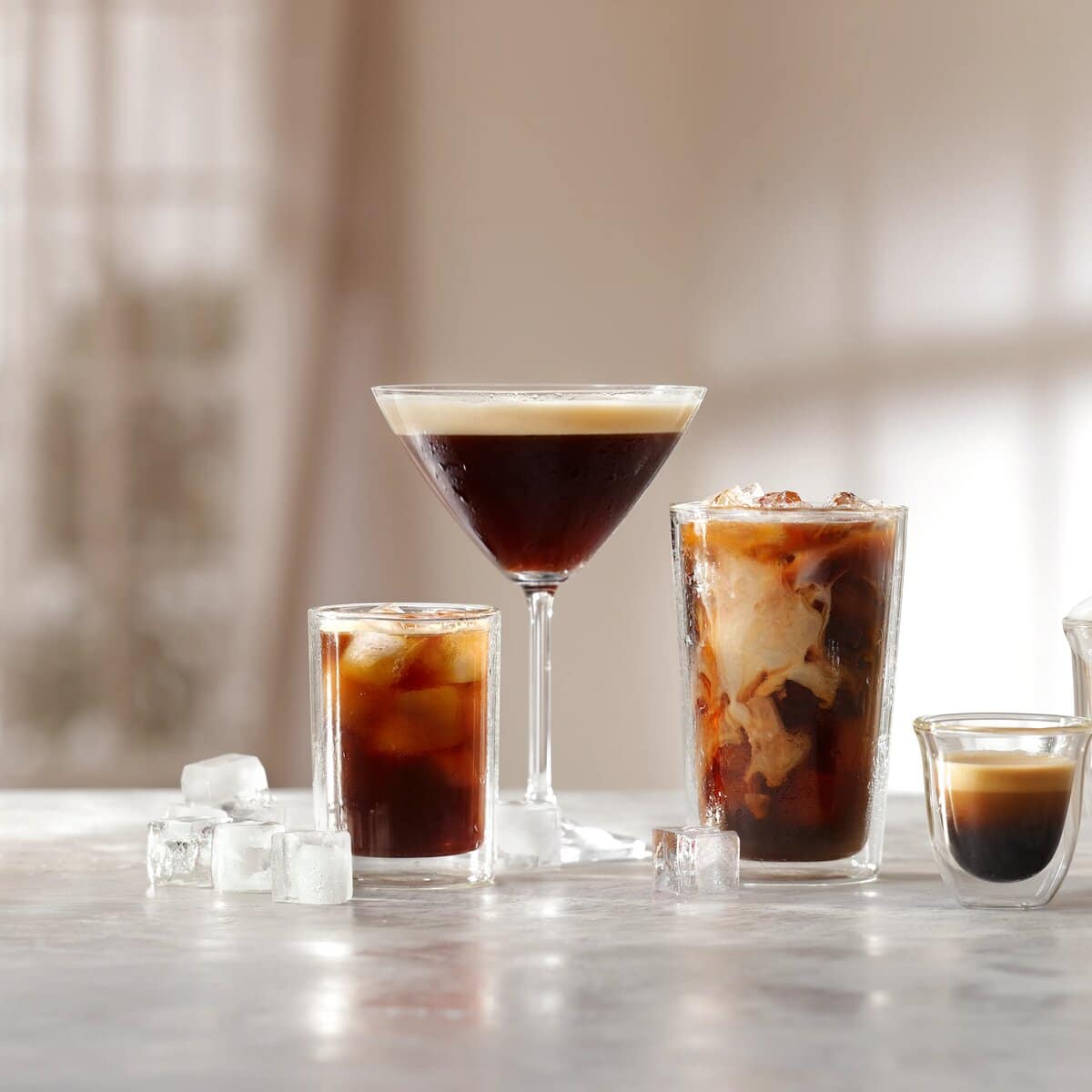 04 Редица напитки от Dedica Duo EC890.GR: еспресо, лате, Cold Brew с лед