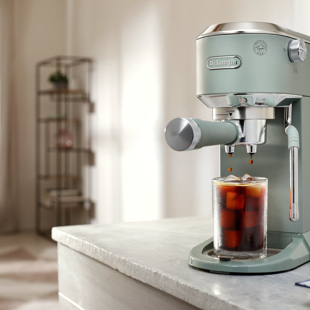 02 Dedica Duo EC890.GR приготвя Cold Brew в стъклена кана