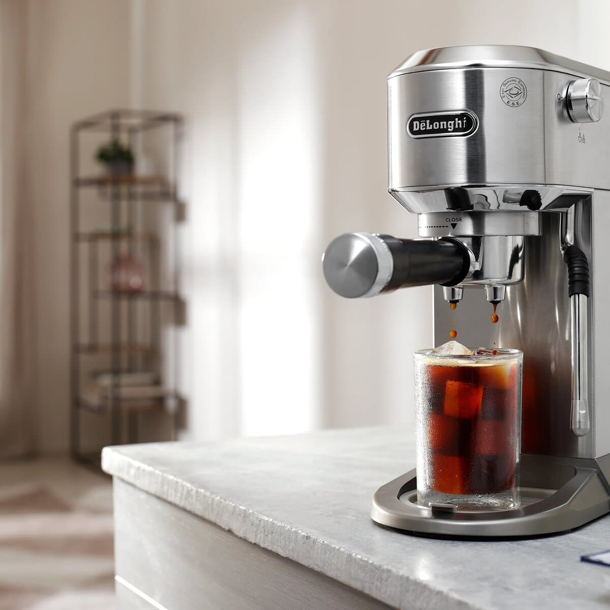 02 Dedica Duo EC890.M приготвя Cold Brew във висока чаша върху плота