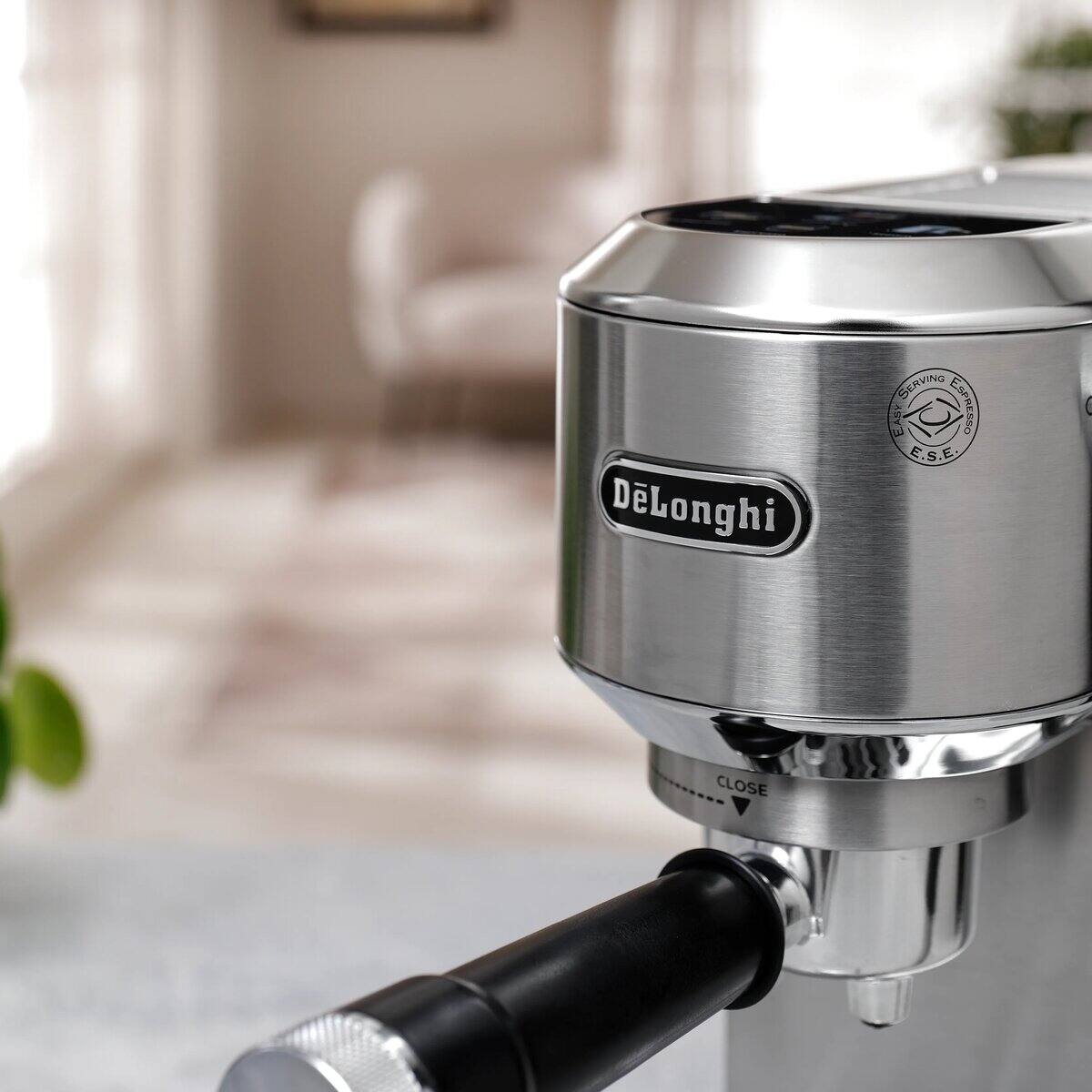 03 Близък план на шлифования метален корпус и хромирания капак на Dedica Duo EC890.M