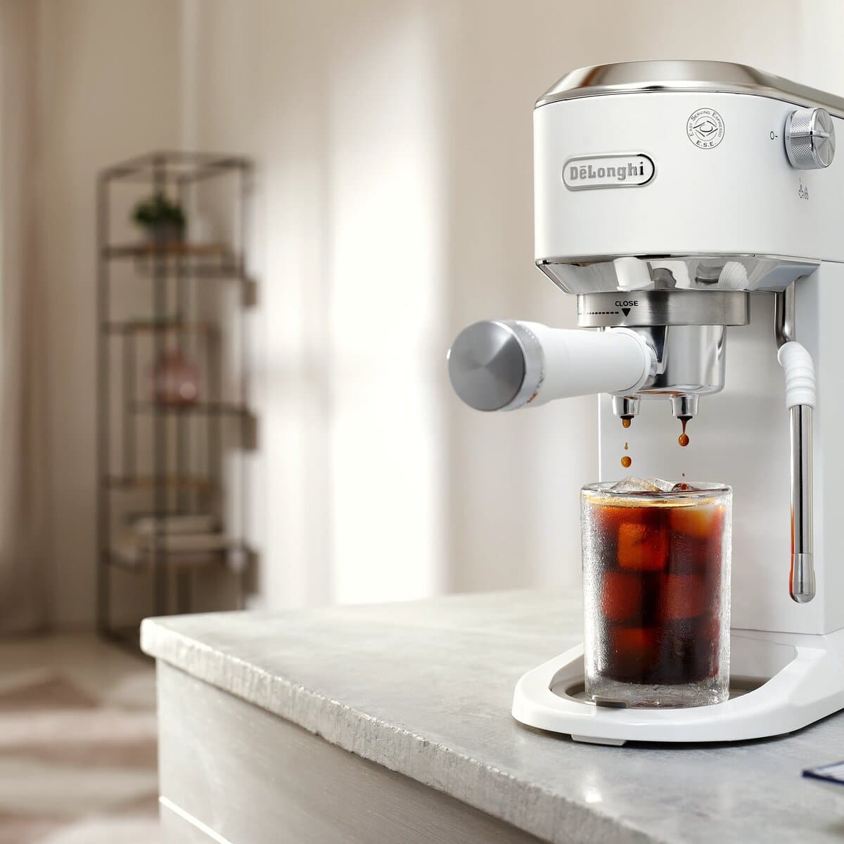 02 Dedica Duo EC890.WI приготвя Cold Brew във висока чаша върху плота