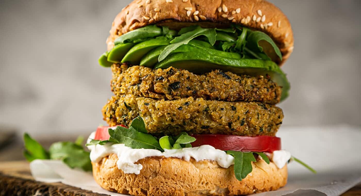 Wegetariański podwójny burger z kaszą jaglaną i cukinią - zdjęcie.