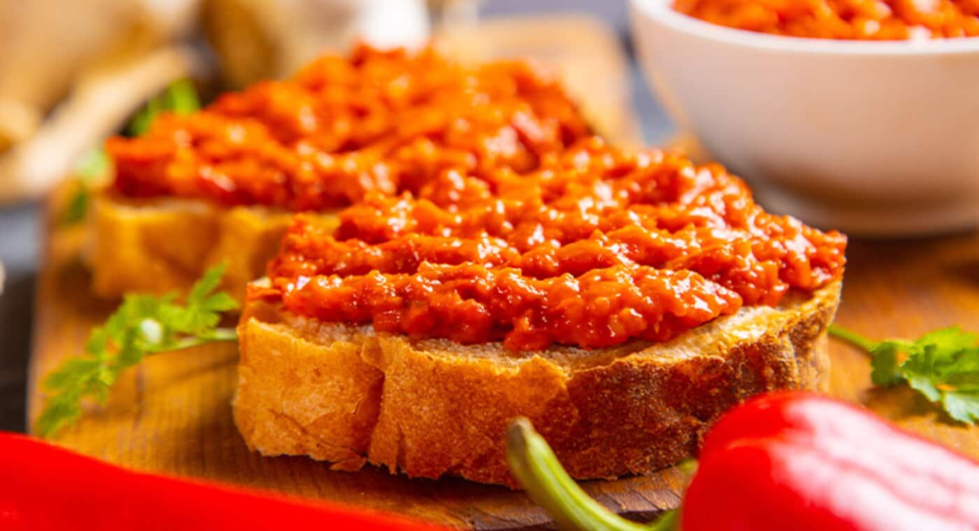 Kanapka z pastą wegetariańską z papryką - zdjęcie.