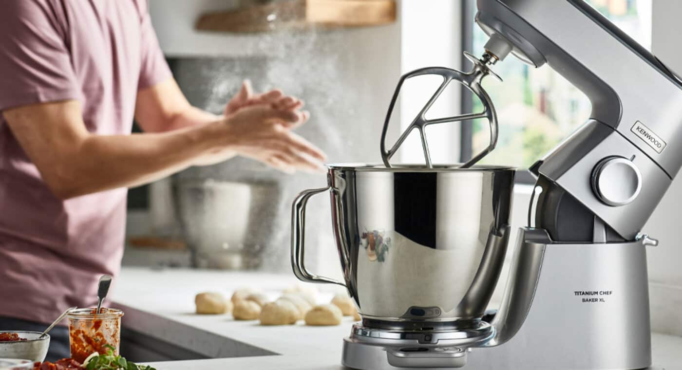 /medias/KW-Article-5-things-to-consider-stand-mixer-1.jpg?context=bWFzdGVyfHJvb3R8MjAyMzIxfGltYWdlL2pwZWd8YURKbUwyaGxPUzh4TkRNM01qUXlORGt3T0Rnek1DOUxWeUJCY25ScFkyeGxYelVnZEdocGJtZHpJSFJ2SUdOdmJuTnBaR1Z5SUhOMFlXNWtJRzFwZUdWeVh6RXVhbkJufDNlZTgzMTRiNzZiMDk0ZjZhYjA4MGUzZDY4MTk5NTg1MGQ5ODI0ZDQxNTc1MGIzMzliMWExMTY1NWFhNGRmYTY