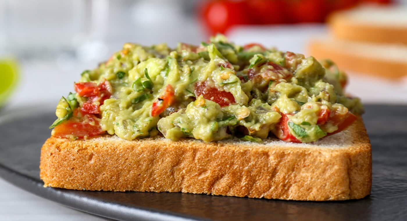 Kanapka z pastą z awokado - zdjęcie.