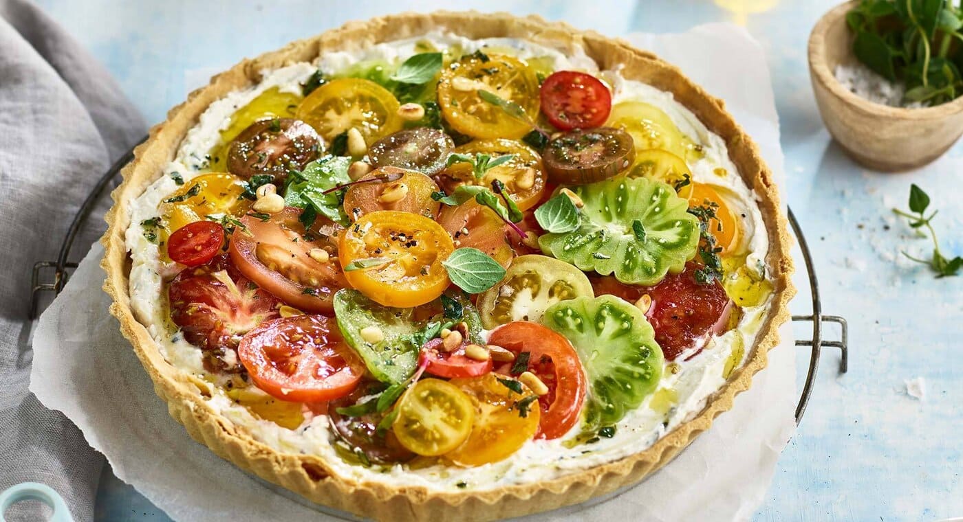 /medias/fr-TOMATO-TART-16297KENWOOD-1994x1000.jpg?context=bWFzdGVyfHJvb3R8MjkwMTY2fGltYWdlL2pwZWd8YUdWaEwyZzBOaTgwTkRBMk5EQTBPVGcxTmpVME1pOW1jbDlVVDAxQlZFOWZWRUZTVkY4eE5qSTVOMHRGVGxkUFQwUmZNVGs1TkhneE1EQXdMbXB3Wnd8YTE1ZDRkYjI0N2MyNjhjMTMwODU1MDY2MWUxMjRkNTZlNWMxNjJmZDY3Yzk3YmNjMzY2Y2NhZDZjMzdiY2RiZg