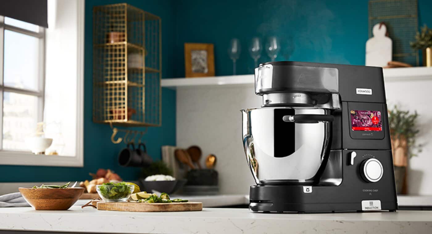 Robot planetarny Kenwood Cooking Chef XL stojący na blacie z warzywkami - zdjecie.