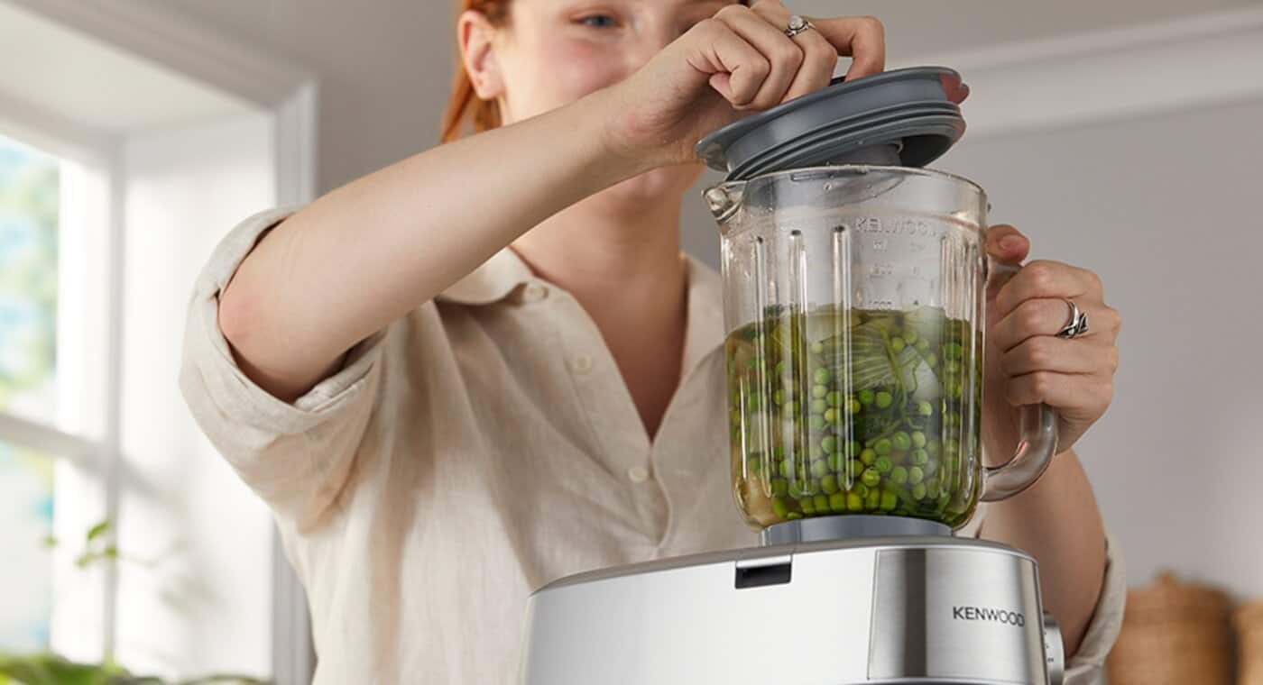 /medias/kenwood-robot-kuchnenny-do-krojenia-tytulowa-997x500.png?context=bWFzdGVyfHJvb3R8OTI2OTA1fGltYWdlL3BuZ3xhRFl6TDJoaE5pODBOVEk1TXpRd09UWTVOemd5TWk5clpXNTNiMjlrTFhKdlltOTBMV3QxWTJodVpXNXVlUzFrYnkxcmNtOXFaVzVwWVMxMGVYUjFiRzkzWVMwNU9UZDROVEF3TG5CdVp3fDRlMmYzZmFmMDU2NDQ1MTNkOTdhY2RkMjRlNDRkNjNiNGY4MGY4Mzk1Mzg4Y2JjZDBhZTFmNzBmZDQ5OTUxMGU