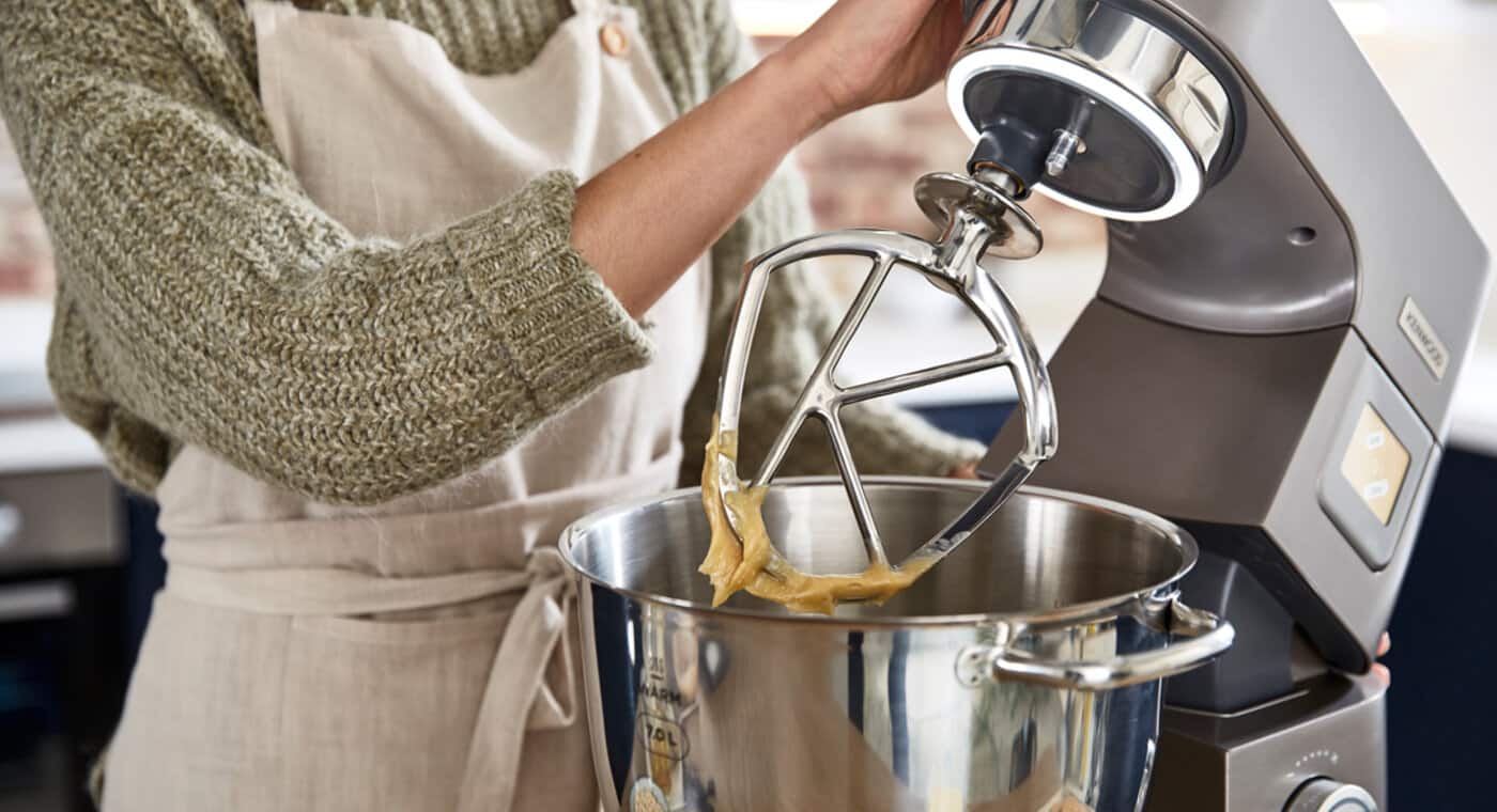 /medias/10-Recipe-Stand-Mixer-Image-1.jpg?context=bWFzdGVyfHJvb3R8Nzg5MDA4fGltYWdlL2pwZWd8YURka0wyZ3hNeTh4TVRRNE5ETXlOakV6TXpjNU1DOHhNQ0JTWldOcGNHVWdVM1JoYm1RZ1RXbDRaWElnU1cxaFoyVWdNUzVxY0djfDQyODZiYmY0MDBiZTdjODA5ODFmYjlkODdmYzk4MTEwZjYxMTQ2ZmNkNGVjMjZiMjA4MDk2ZWJmYzQ2ZjcxNDI