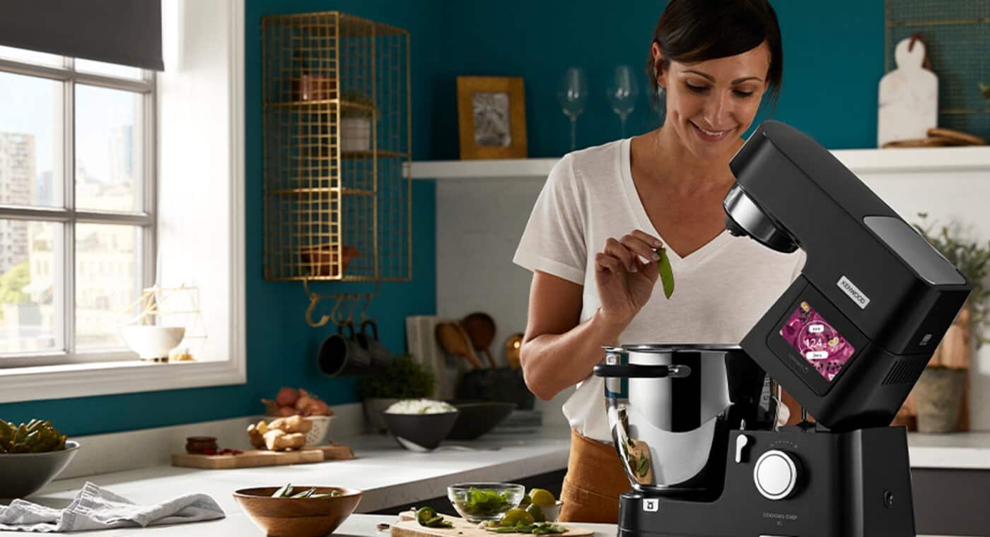 /medias/kenwood-jak-dziala-robot-do-gotowania-tytulowa-997x500.png?context=bWFzdGVyfHJvb3R8MTAxMDQzNnxpbWFnZS9wbmd8YUdZekwyZ3dNQzgwTlRJNU16RTVNell5TlRZek1DOXJaVzUzYjI5a0xXcGhheTFrZW1saGJHRXRjbTlpYjNRdFpHOHRaMjkwYjNkaGJtbGhMWFI1ZEhWc2IzZGhMVGs1TjNnMU1EQXVjRzVufGUzMGFhOThlMjAwOTQ5NjQ0MzEwNjg2NmMyZjdlOGVkYzlkZjg2YjZmOGIxYjhlNzFjNjBkY2ZkZmM1ZDk5Yjg