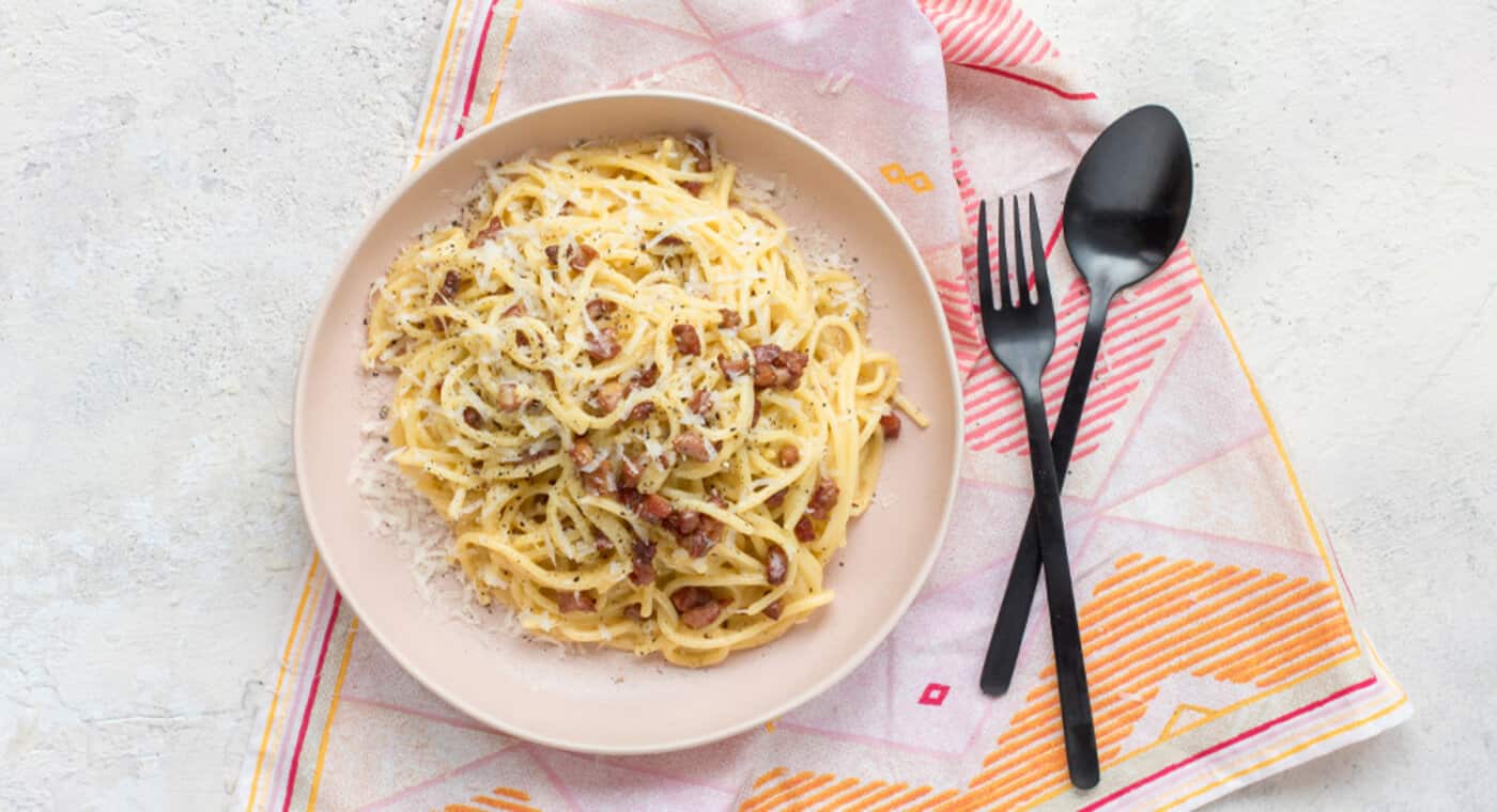 /medias/KW-Article-How-to-make-pasta-1.jpg?context=bWFzdGVyfHJvb3R8MzU4NTgyfGltYWdlL2pwZWd8YURrd0wyaGpNeTh4TXpJd01EYzBNalE0TVRrMU1DOUxWeUJCY25ScFkyeGxYMGh2ZHlCMGJ5QnRZV3RsSUhCaGMzUmhYekV1YW5CbnxlYjZjNGJhZGE4MzJlNTVhYTUzMDM2ZmFjMTdlNjFjNWYxMDQxODM1MGIyODhjNjQyNDE3ODNhOGYyYjdmOTNi