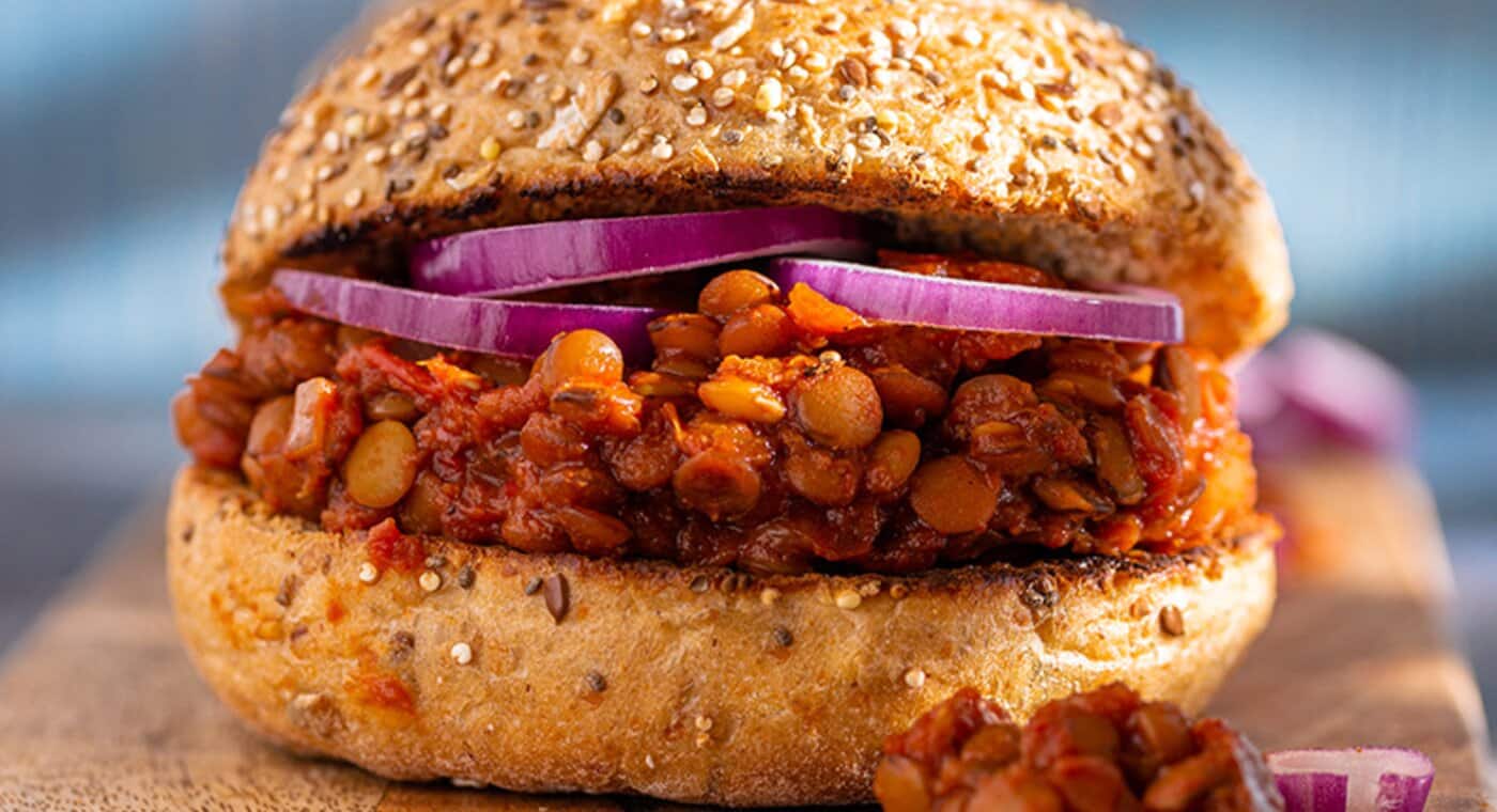 Burger z soczewicą i cebulą - zdjęcie.