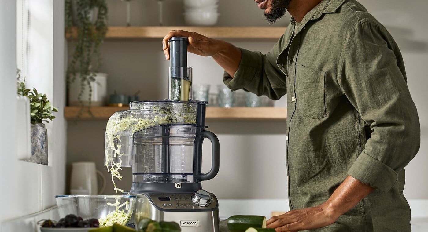 1584x1200FDM71_MULTIPRO_EXPRESS_WEIGH+_CHOPPING_COURGETTE 1.jpg