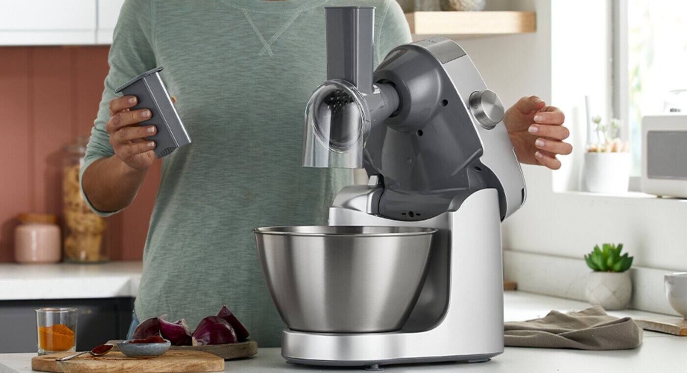 /medias/kenwood-jaki-robot-kuchenny-z-maszynka-do-mielenia-miesa-tytulowa-997x500.png?context=bWFzdGVyfHJvb3R8ODg5NDQxfGltYWdlL3BuZ3xhRE5rTDJnek1pODBOVEk1TXpRd09ETTROekV3TWk5clpXNTNiMjlrTFdwaGEya3RjbTlpYjNRdGEzVmphR1Z1Ym5rdGVpMXRZWE42ZVc1cllTMWtieTF0YVdWc1pXNXBZUzF0YVdWellTMTBlWFIxYkc5M1lTMDVPVGQ0TlRBd0xuQnVad3xiMGFmYmJjYmQzNTEwYzFlN2NlMWRjYzVhNDljNzEyNTBjNTJhYzczMTUxODg1NGFmZjllOTNiOGQyN2YxY2Rh