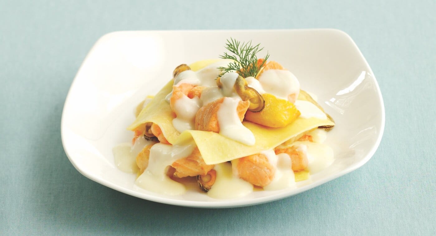 /medias/1.-Bechamel-sauce-1-version2.jpg?context=bWFzdGVyfGltYWdlc3w5MDkyMzl8aW1hZ2UvanBlZ3xhRGRoTDJnek1pODBPRGM0TVRnNU1EZzBOamMxTUM4eExpQWdRbVZqYUdGdFpXd2djMkYxWTJVZ01WOTJaWEp6YVc5dU1pNXFjR2N8NDgzMDVkNjFlOTdiMDM3ZTQ2ZTU3MGUyOTIyMDIwMGY3NTdlZGFmMWZkMjkxMzgwNDM0YjQxZmJlMDIzYWM1OQ