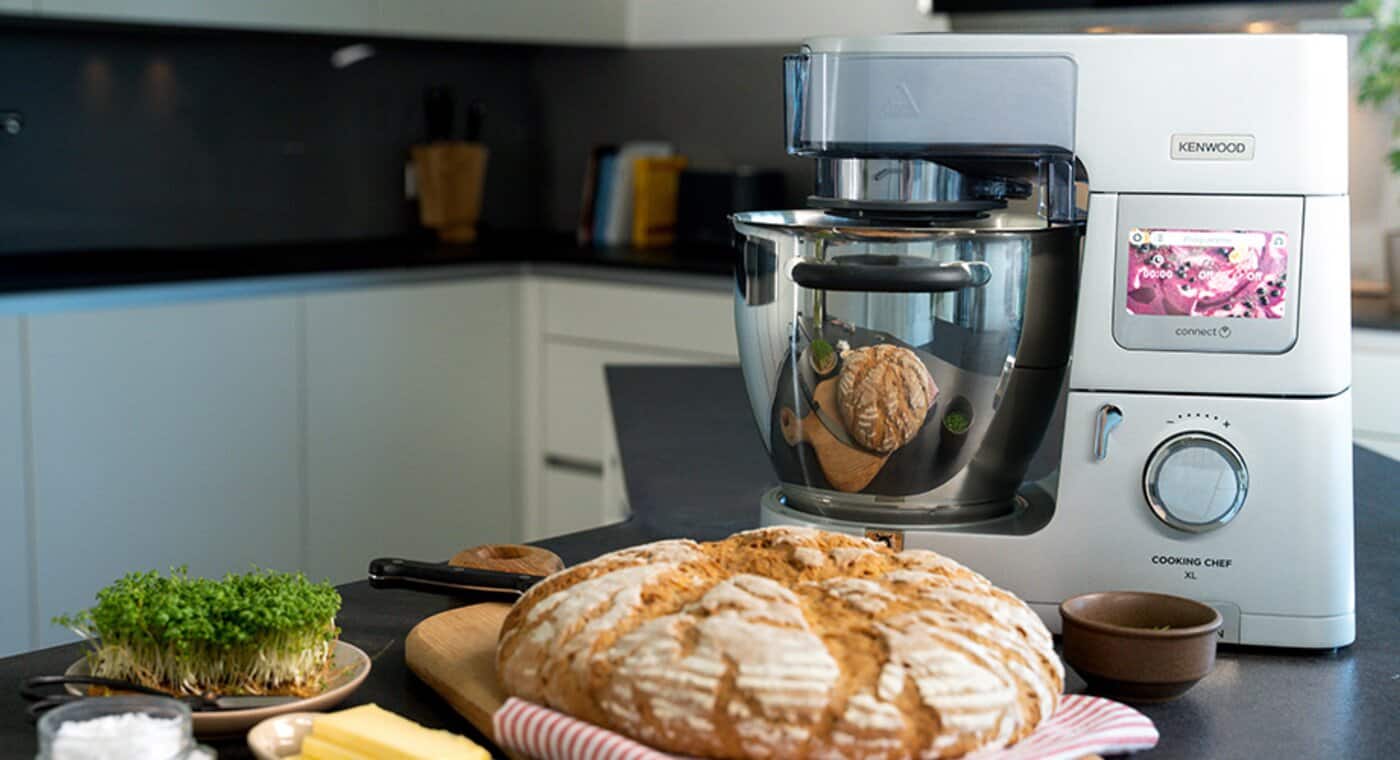 /medias/kenwood-domowy-chleb-bezglutenowy-tytulowa-997x500.png?context=bWFzdGVyfGltYWdlc3w3NjM4MjR8aW1hZ2UvcG5nfGFETXdMMmc0TXk4MU1EazRPRFl6TkRFeE1qQXpNQzlyWlc1M2IyOWtMV1J2Ylc5M2VTMWphR3hsWWkxaVpYcG5iSFYwWlc1dmQza3RkSGwwZFd4dmQyRXRPVGszZURVd01DNXdibWN8NzBmM2EyMGFkOTk2ZDlkOWMyMWE2Y2I0ZmUzYTEwZjZmZmQzMGIxM2VlNTNmM2Q0MTg0ODM5ZDU5YWRkMThkNw