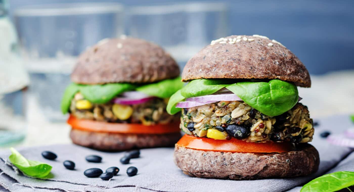 Burgery z kotletem z fasolą, papryką i kukurydzą - zdjęcie.