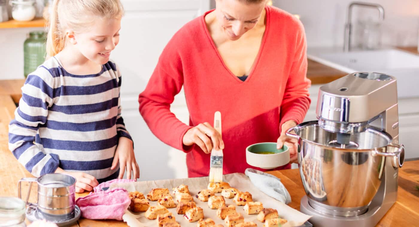 /medias/KW-Easy-cakes-with-kids-Desktop-1.jpg?context=bWFzdGVyfHJvb3R8NDYwNDUzfGltYWdlL2pwZWd8YUdJeEwyZzFNeTh4TXpFek1qQXdNRFkxTnpRek9DOUxWMTlGWVhONUlHTmhhMlZ6SUhkcGRHZ2dhMmxrYzE5RVpYTnJkRzl3WHpFdWFuQm58NjFjM2RjY2I3YjFjY2MxOWYyYjIxZmQxNjk4NTEyMmZjOWNlZWViMjI1Y2RlOThkN2ZlYmVkMGNkZmI2MWU1Nw