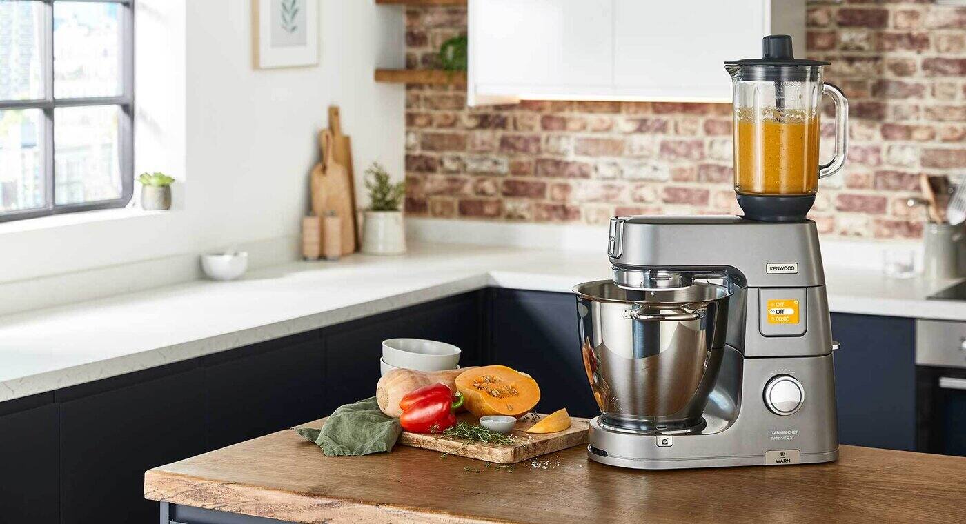 /medias/BLENDER-TITANIUM-CHEF-1994x1000.jpg?context=bWFzdGVyfHJvb3R8MTQyMzk1fGltYWdlL2pwZWd8YURJNEwyZzFOeTgwTnpVME5qVTRNREl3TlRVNU9DOUNURVZPUkVWU1gxUkpWRUZPU1ZWTlgwTklSVVpmTVRrNU5IZ3hNREF3TG1wd1p3fDBjYzkxZjdhNDc3MWFhNjE3NGMxYzk4MzBjYzhmNmE3NjQ3NDg0MjBiYmE0OTliZDMzMGE2YjQ4MGU2M2ZiOGI