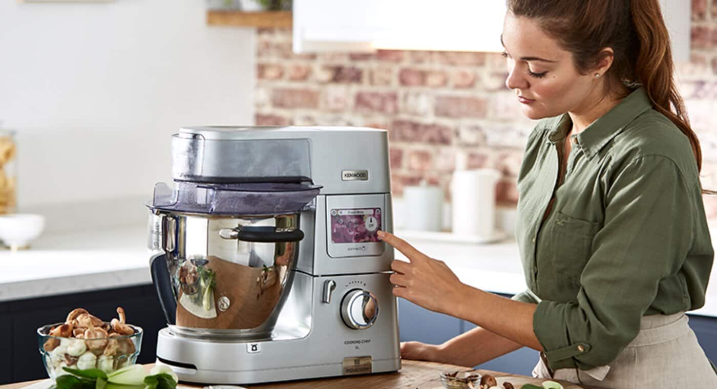 Kobieta obsługująca robota planetarnego Cooking Chef XL z warzywkami - zdjęcie.