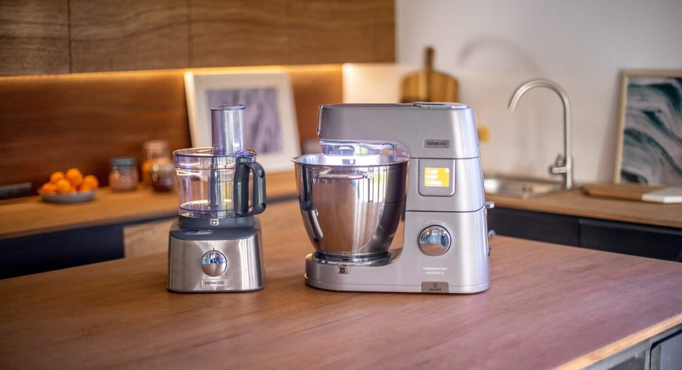 /medias/Stand-Mixer-vs-Food-Processor-Image-compressed-.jpg?context=bWFzdGVyfHJvb3R8MzA4NDE4fGltYWdlL2pwZWd8YURRd0wyaGhZaTh4TVRVNE5UQTNPRE01TkRreE1DOVRkR0Z1WkNCTmFYaGxjaUIyY3lCR2IyOWtJRkJ5YjJObGMzTnZjaUJKYldGblpTQW9ZMjl0Y0hKbGMzTmxaQ2t1YW5CbnxiN2VlNjMwOWRhODZiOWIxNzk3NDlkYmVjYmI2MDQ3NWRjMDUwMDIxYmY3YjNhZWU4ZGViOGIyNDllZGZjNjE2