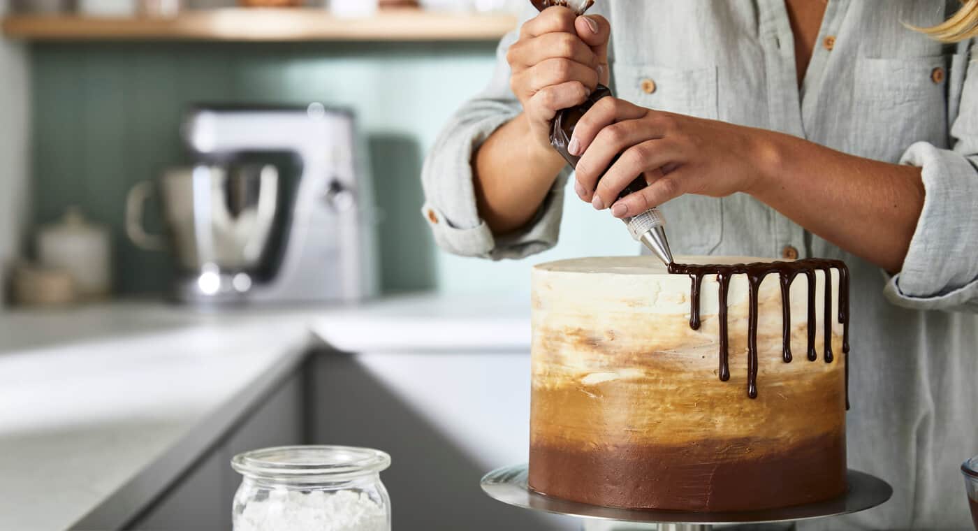 /medias/CAKE-DECORATING-PIPING-909.jpg?context=bWFzdGVyfHJvb3R8MTEyMjYzMjV8aW1hZ2UvanBlZ3xhRGN6TDJoaFlpOHhOekV6TXprMU16QXlOREF6TUM5RFFVdEZYMFJGUTA5U1FWUkpUa2RmVUVsUVNVNUhYemt3T1M1cWNHY3w4MWMxYmE0MDBlNDc1MGU1YjdkZTlkZGVhMDMyMTIwZDZiOGNjY2FhNDhlZTI4YzQ3ODEwMmM4Njg0ZDE3OTI3