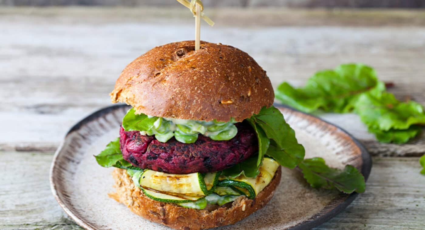  Burger z czerwonym kotletem z buraków i cukinią - zdjęcie.