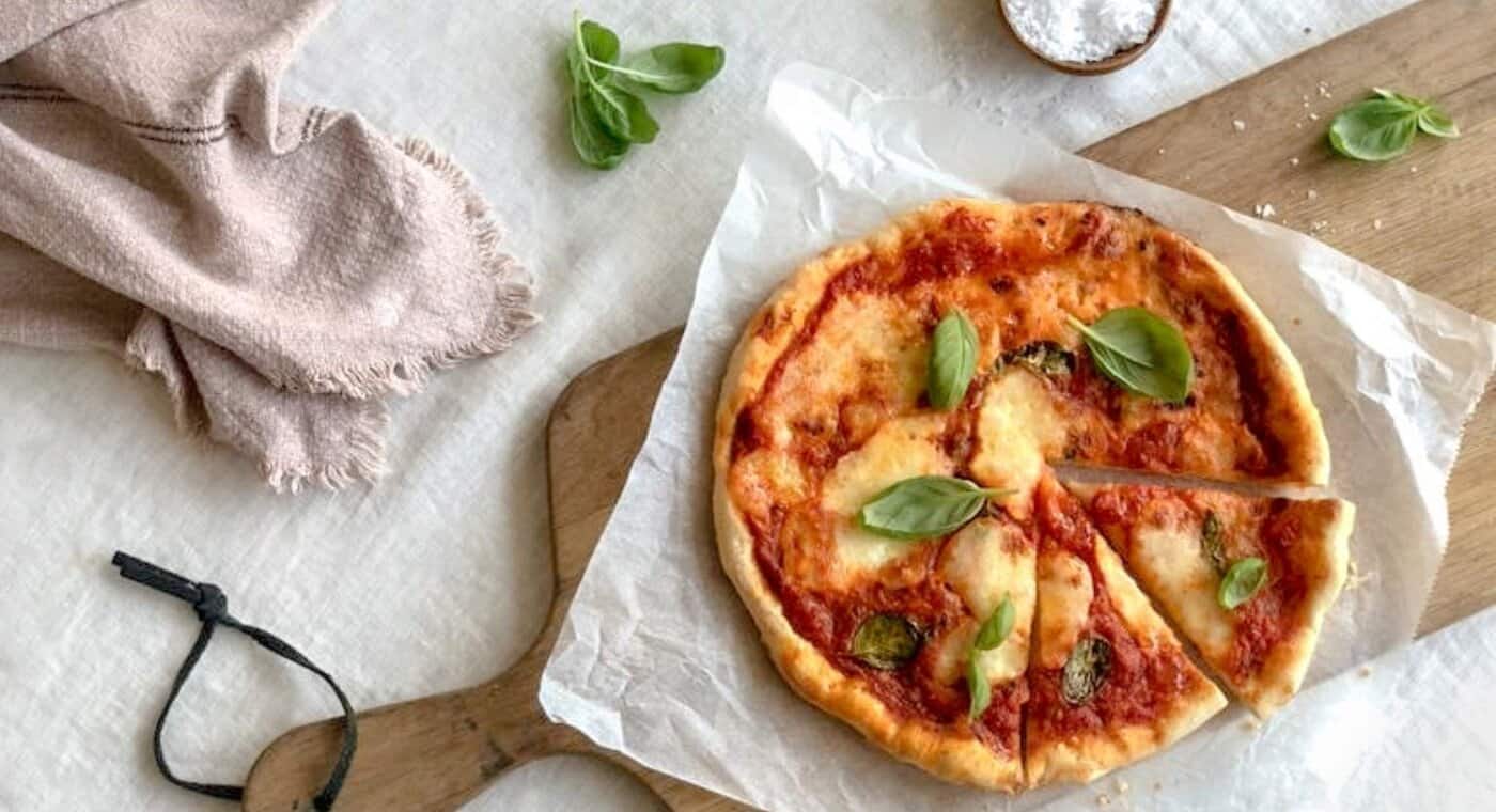 /medias/rustic-pizza-1994x1200.jpg?context=bWFzdGVyfHJvb3R8MjA5MDE0fGltYWdlL2pwZWd8YUROa0wyaGlaaTh4TmpJd05UZzRNakk1TkRNd01pOXlkWE4wYVdOZmNHbDZlbUZmTVRrNU5IZ3hNakF3TG1wd1p3fDEzZGFkN2YyNmU5YzlmOGM0ZmNlMjgwMTU1NzM4NDFlYzcwNTI0MzZlY2RlMzJiZmIyYWQxOTJmYTdmZjdkMjU