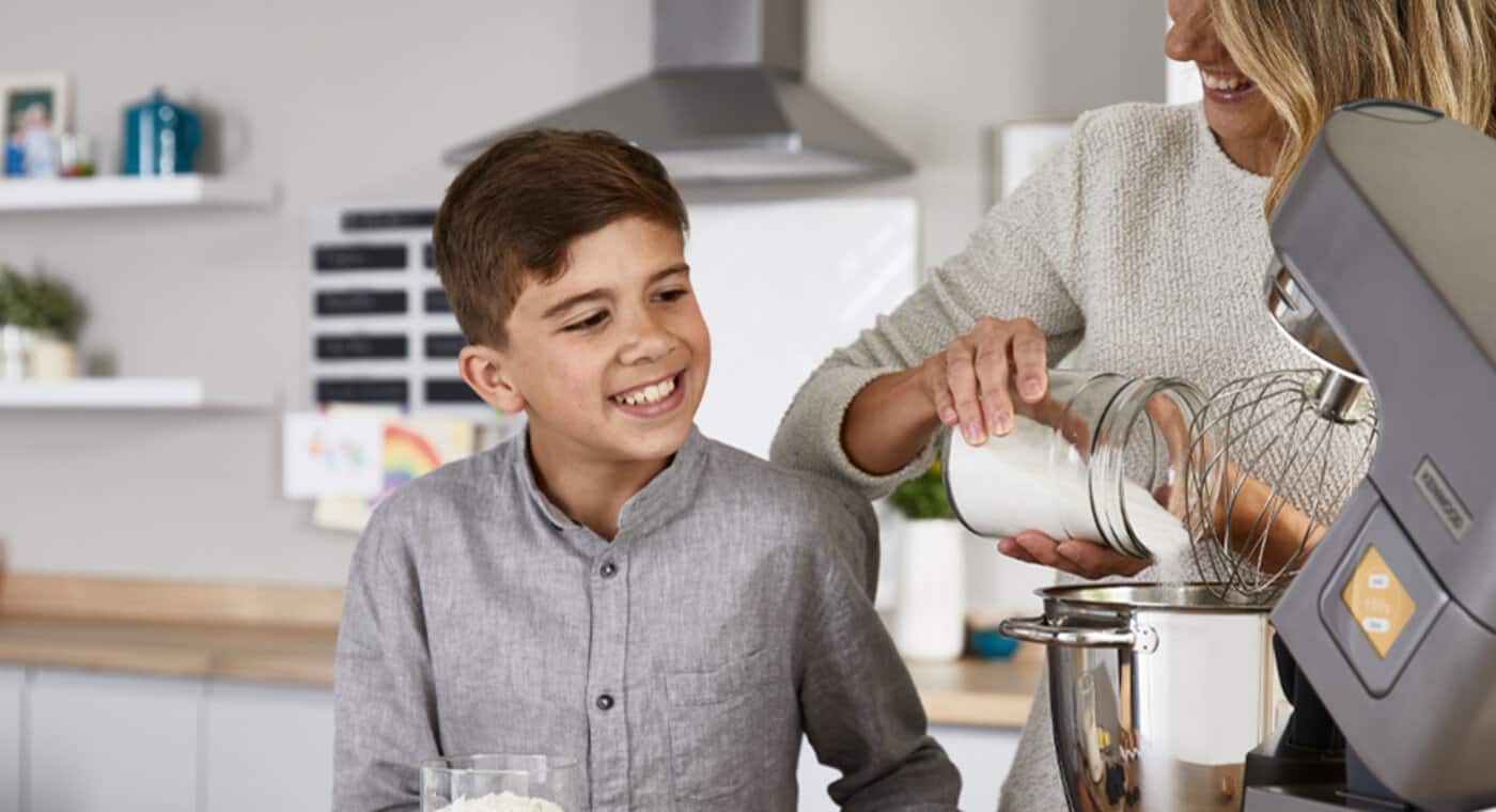 /medias/KW-Article-Top-tips-for-baking-with-kids-1.jpg?context=bWFzdGVyfHJvb3R8MjA5NjgwfGltYWdlL2pwZWd8YUdNd0wyZzNaaTh4TkRNM01qUXlPRFEwTnpjM05DOUxWeUJCY25ScFkyeGxYMVJ2Y0NCMGFYQnpJR1p2Y2lCaVlXdHBibWNnZDJsMGFDQnJhV1J6WHpFdWFuQm58NDVlODc2ODFlOTRiZDA1NTlkZjI3MjY4Zjc5MWE5ODIzNmQ2ZGIwMDQzZjNjZTM0MmVlZjE4YTBkY2MzOWY1ZA