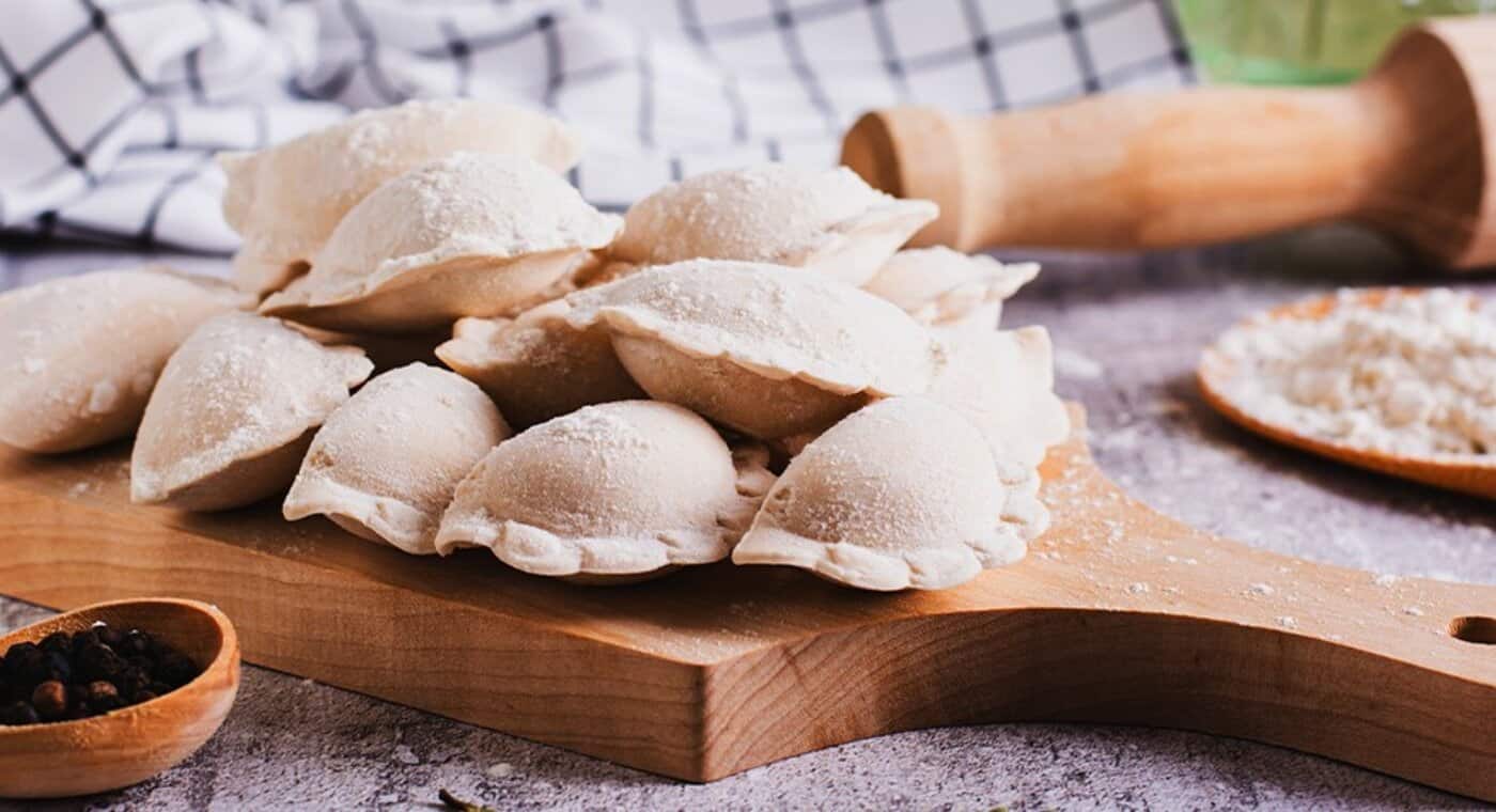 /medias/kenwood-pierogi-z-soczewica-tytulowa-997x500-poprawione.jpg?context=bWFzdGVyfGltYWdlc3wxMzU4NjB8aW1hZ2UvanBlZ3xhRFEzTDJoaE55ODJNelUxTnpjek56TXhOak00TWk5clpXNTNiMjlrTFhCcFpYSnZaMmt0ZWkxemIyTjZaWGRwWTJFdGRIbDBkV3h2ZDJFdE9UazNlRFV3TUMxd2IzQnlZWGRwYjI1bExtcHdad3w3NjViNjUwOWQwYTQ1ZmE2ZTQwZTA0MzMyNGRhYjNkNmZhYTg5NGEwNmExODFiNTY4NDBlMTNmM2NmZmNmZWQz