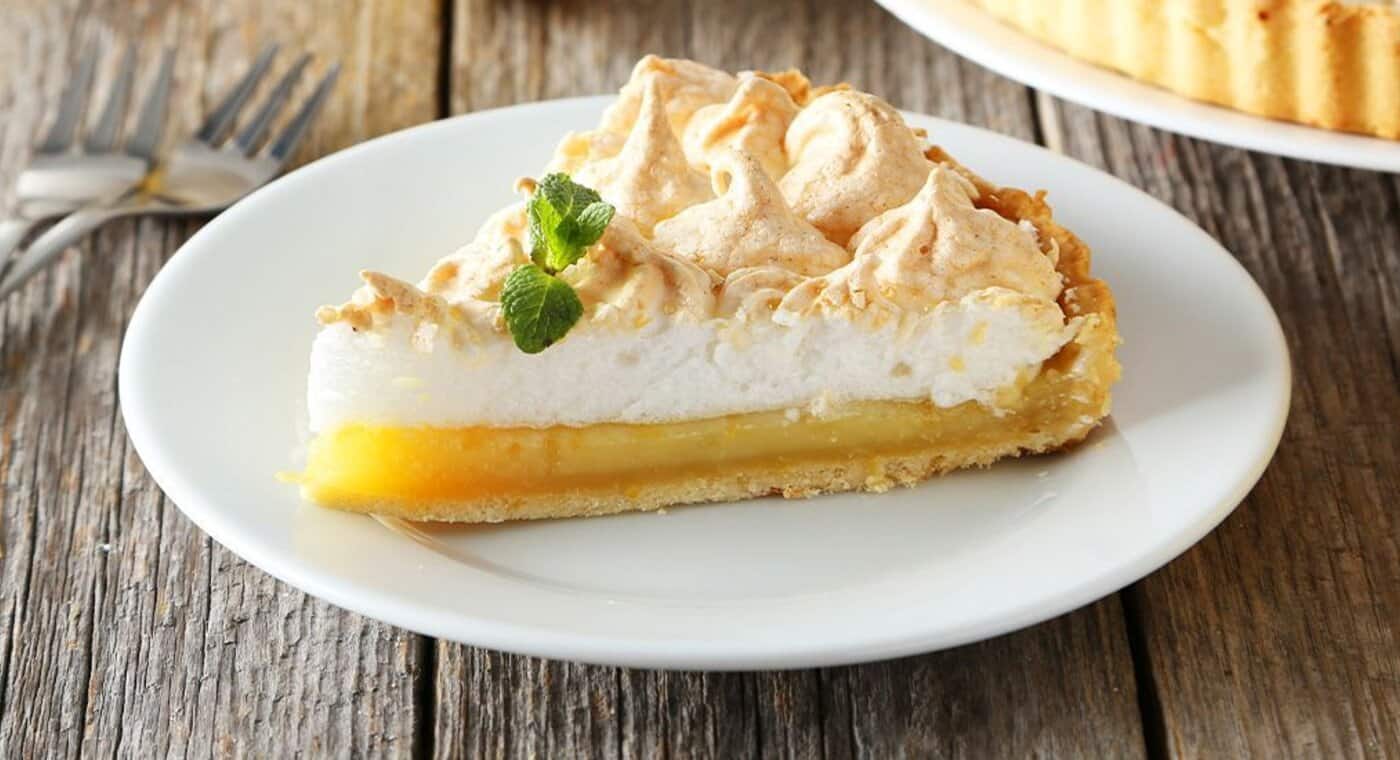 Tarta cytrynowa z bezą włoską na talerzyku