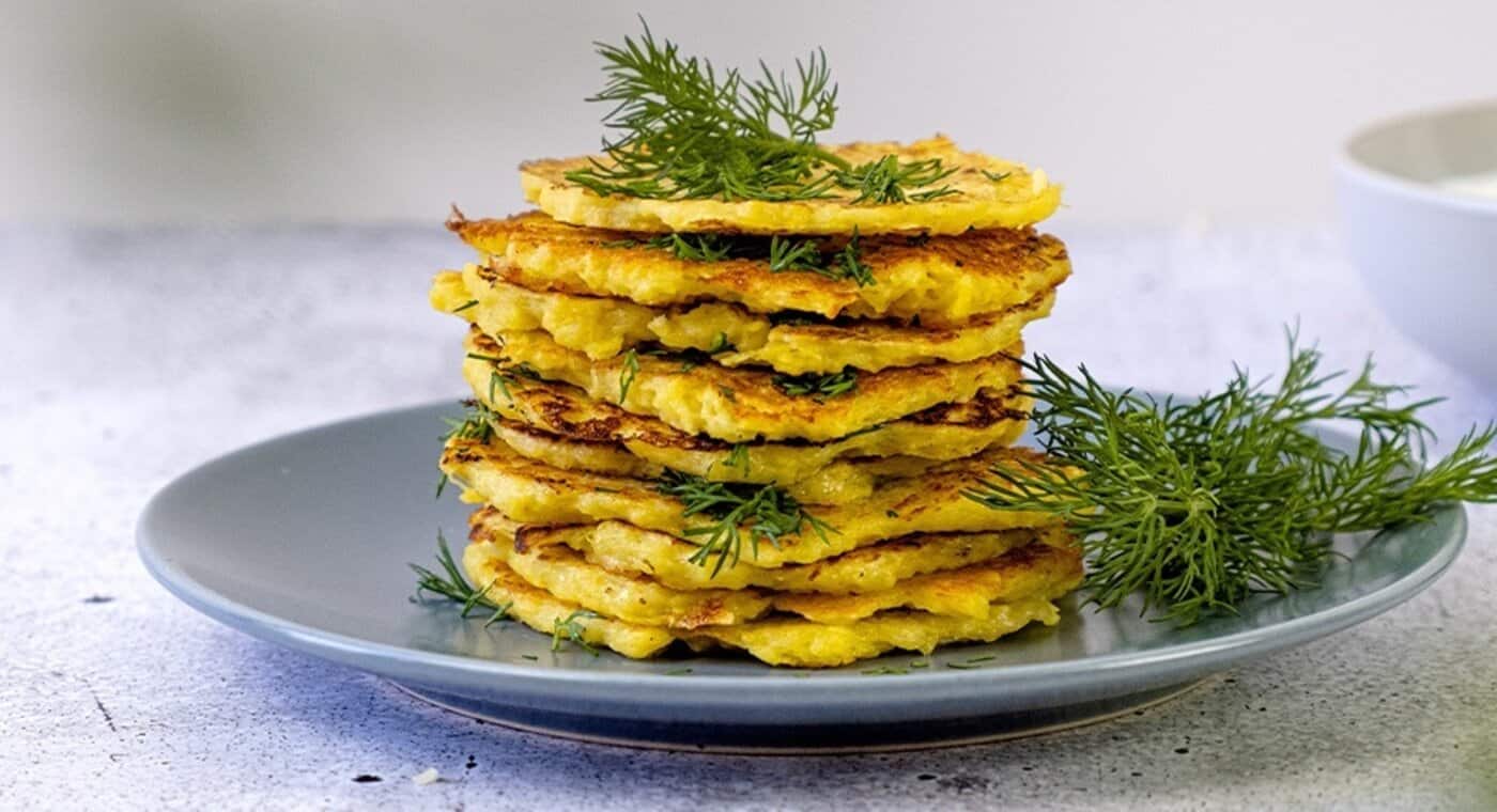 /medias/kenwood-placki-ziemniaczane-tytulowa-997x500-te-dobre.jpg?context=bWFzdGVyfGltYWdlc3wyMDQyNzB8aW1hZ2UvanBlZ3xhR0k1TDJneE55ODJNakV5TWpBNE9EVXlPVGsxTUM5clpXNTNiMjlrTFhCc1lXTnJhUzE2YVdWdGJtbGhZM3BoYm1VdGRIbDBkV3h2ZDJFdE9UazNlRFV3TUNCMFpTQmtiMkp5WlM1cWNHY3xhOTYyMzg1ZWZkNjQ0YWVlYjM0N2IyNWI2ZjQ2ZDE0NDViZDkxMDgyYTdhOTY1NWVlZmUyNTBhYjFhNDIwNTIx