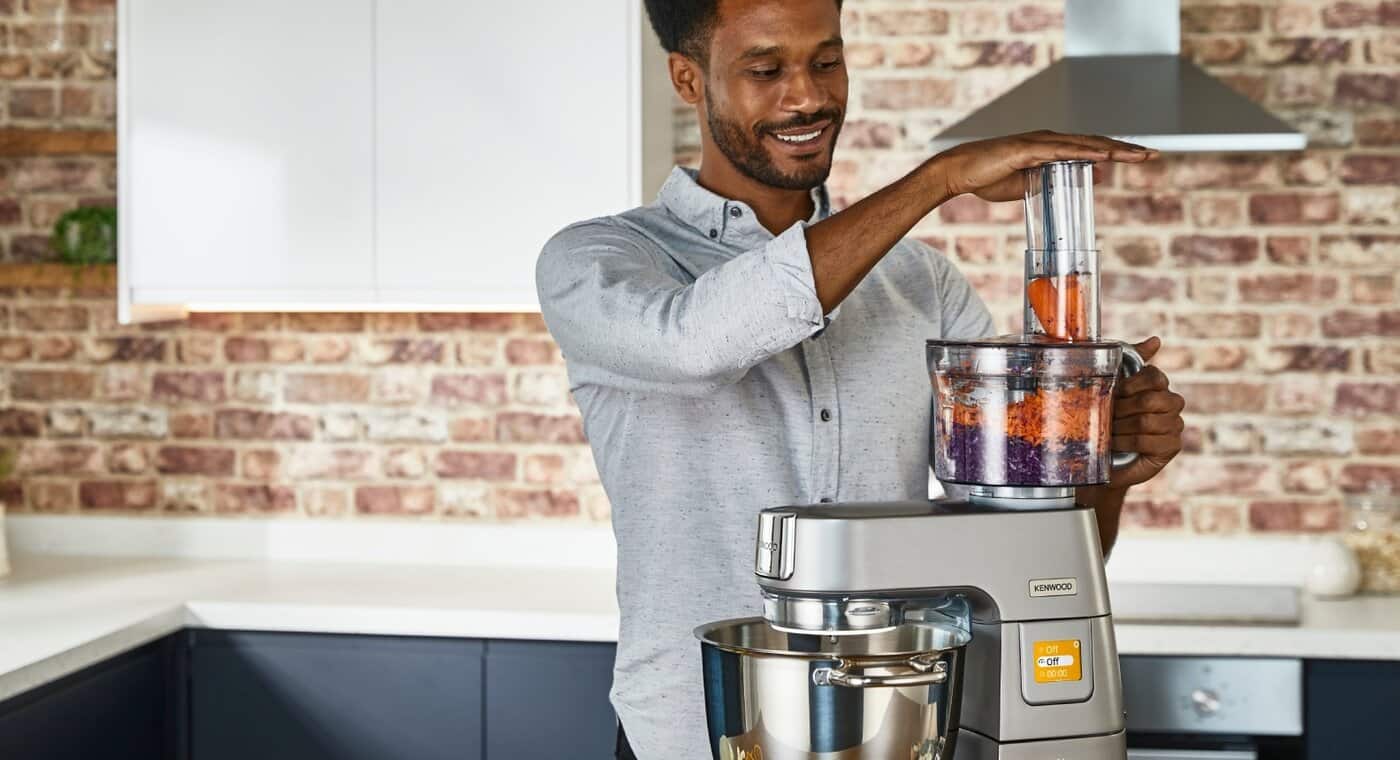 /medias/FOOD-PROCESSOR-TITANIUM-CHEF-KENWOOD-1584x1200.jpg?context=bWFzdGVyfHJvb3R8NTI2MDE3fGltYWdlL2pwZWd8YURnM0wyZzVNQzgwTnpjMU5EQTROamMzTmpnMk1pOUdUMDlFWDFCU1QwTkZVMU5QVWw5VVNWUkJUa2xWVFY5RFNFVkdYMHRGVGxkUFQwUmZNVFU0TkhneE1qQXdMbXB3Wnd8ZGI0MTk5MTA4ZmIzOTdjMzYzOGVlYWRkN2ZjN2E3M2U0Njk5MzhiNmI1OTlkNWE0ZjhjNDQ0MjhkZTRlNGMwZg