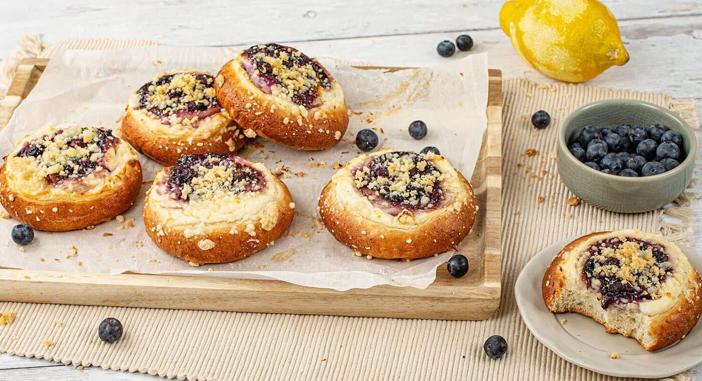 3L2A8302_blueberry-cheesecake-buns_1584x800.jpg