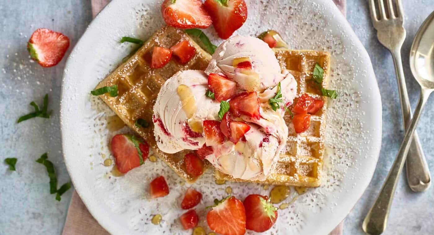 /medias/STRAWBERRY-ICE-CREAM-KENWOOD167-1994x1500.jpg?context=bWFzdGVyfHJvb3R8MjAwNjM5fGltYWdlL2pwZWd8YURabUwyZ3lPUzgwTkRnME5UUXhOREkxTWpVM05DOVRWRkpCVjBKRlVsSlpYMGxEUlY5RFVrVkJUVjlMUlU1WFQwOUVNVFkzWHpFNU9UUjRNVFV3TUM1cWNHY3w5Y2VlNDhjMzI5ZDUzZmRlMTAwODhiMzdkNTNlZTcwMTVlZTAxZTQ3NWUyMzYxZjczYmM0MTExYTJmYzcyYmI4
