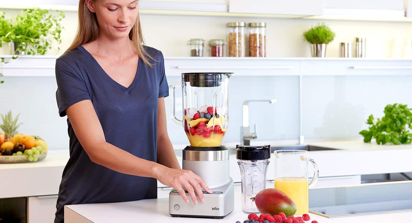 en_PSP-ImB_braun_powerblend-7_jugblender_in-use-desktop_1440x720_SM.png