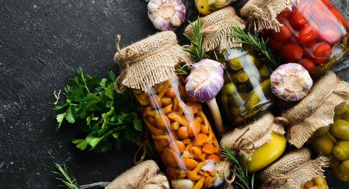 Zawekowane słoiki z warzywami i grzybami