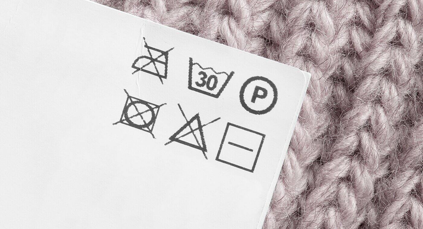 Metka z instrukcją prania wełnianego swetra - zdjęcie