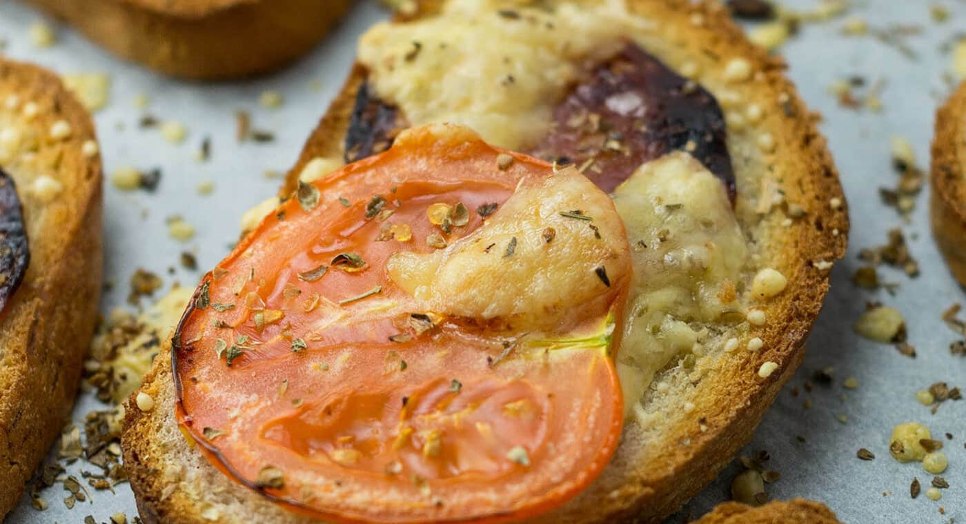 Zapiekanki z serem, pomidorem i przyprawami