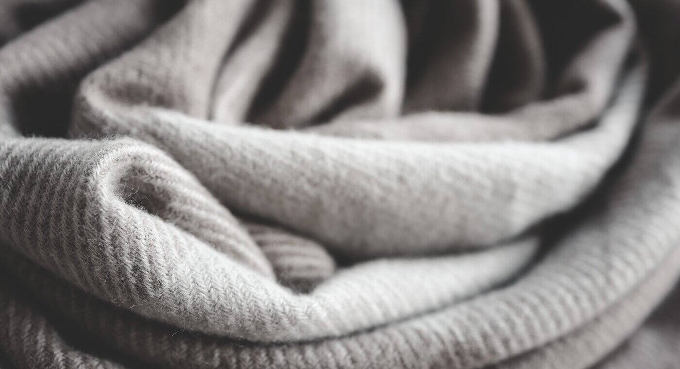 Zwinięte ubranie z wełny