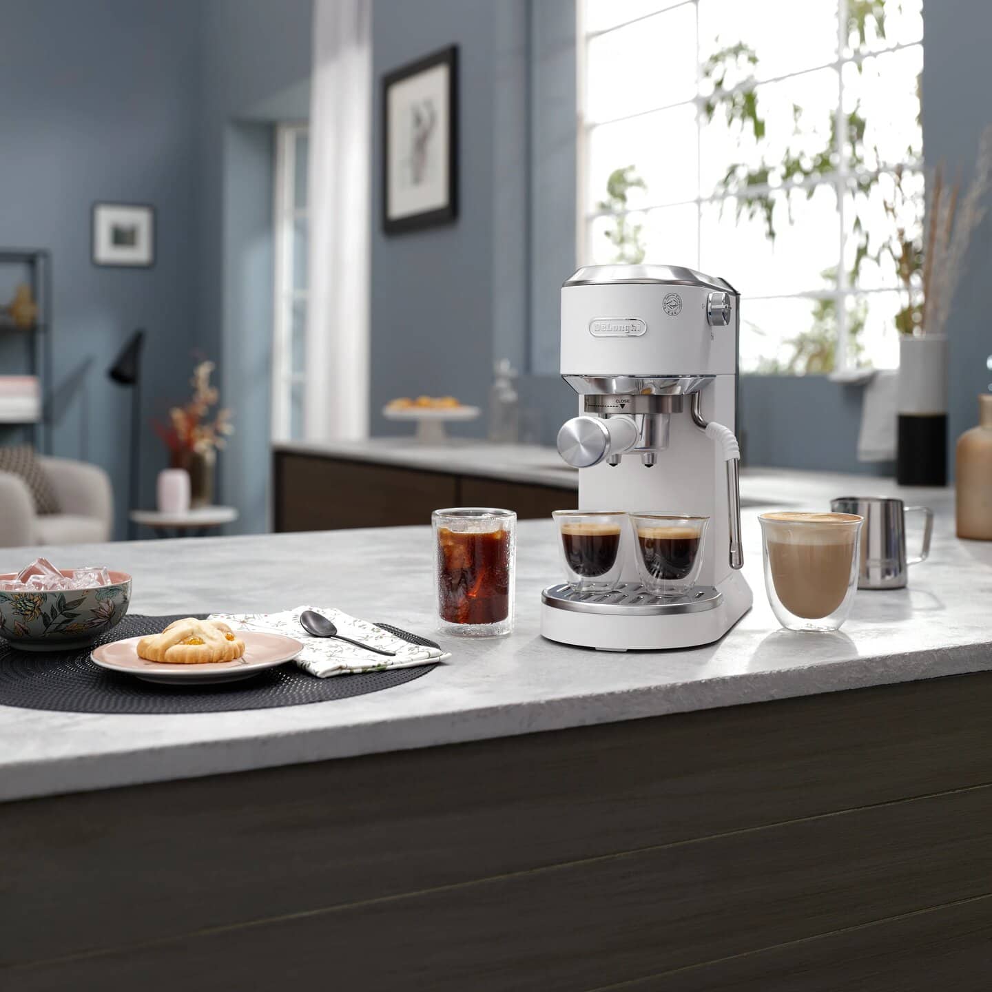 01 De'Longhi Dedica Duo EC890.WI в бяло върху кухненски плот с еспресо, лате и Cold Brew