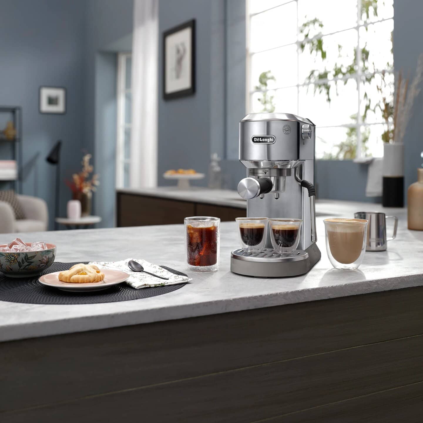 01 De'Longhi Dedica Duo EC890.M в метал върху кухненски плот с еспресо, лате и Cold Brew