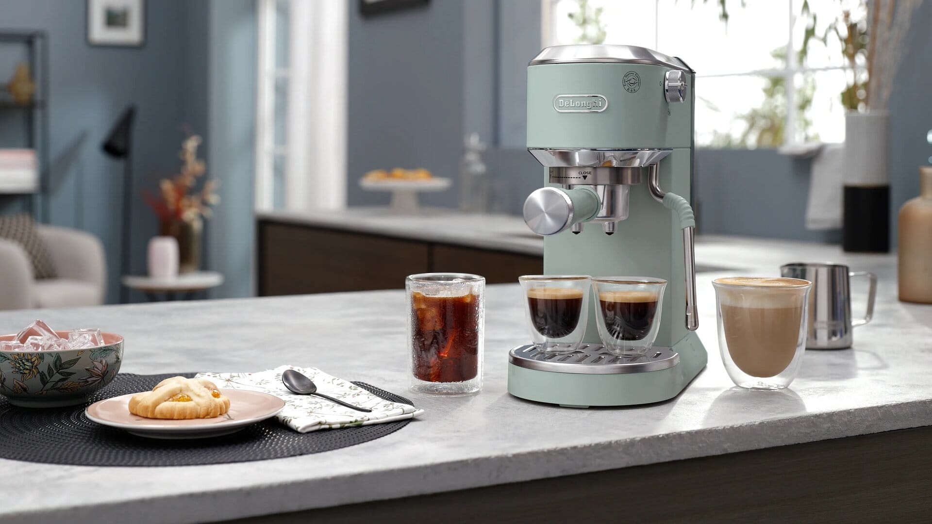 01 De'Longhi Dedica Duo EC890.GR в зелено върху кухненски плот с еспресо, лате и Cold Brew