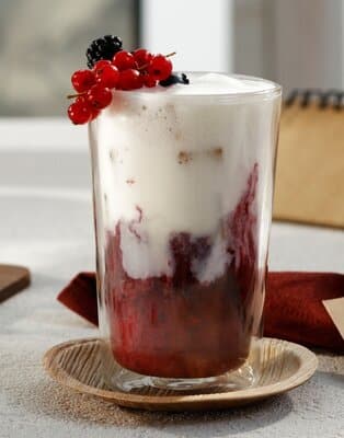 Ledové ovesné Latte s lesními plody