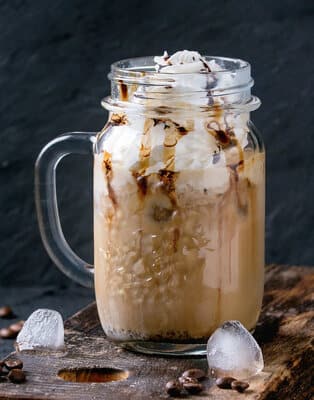 Kawa mrożona z lodami i bitą śmietaną