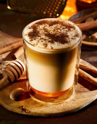 Medové Latte s kořenitým nádechem